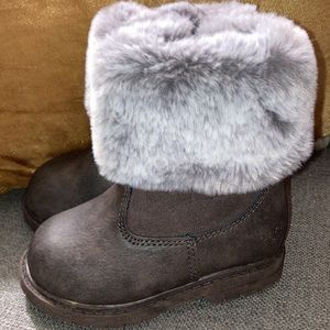 Like New OshKosh B’Gosh girl, toddler faux fur boots 4m
